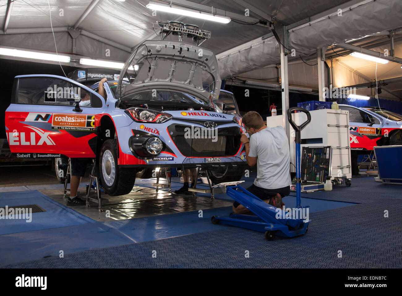 La préparation mécanique du pilote Australien Chris Atkinson's World Rally Championship voiture pour le début de rallye d'Australie. Banque D'Images