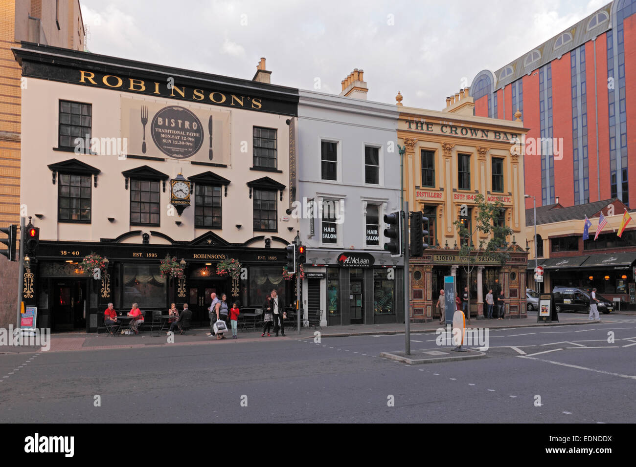 Le bar de la Couronne et du Robinson pub dans la grande rue Victoria à Belfast, la Liquor Saloon de la Couronne, l'Irlande du Nord Banque D'Images