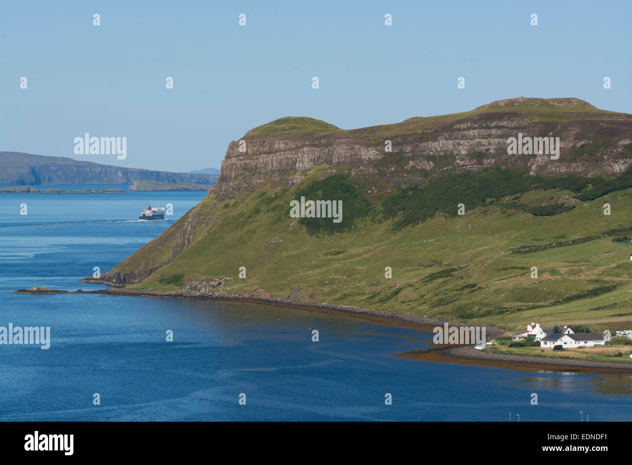 Uig caledonian macbrayne beau ciel bleu des Hébrides hébrides mv Banque D'Images