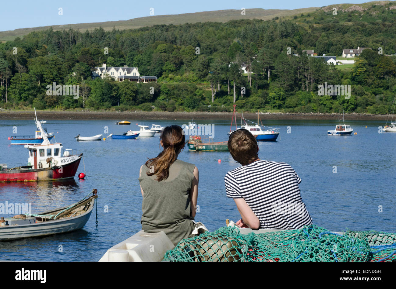 Couple relaxing at harborside portree île de Skye Banque D'Images