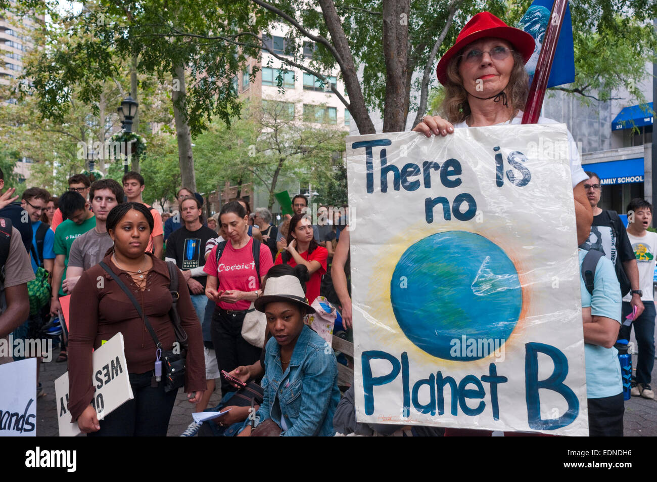 New York, NY 24 Septembre 2011 - 350. org lance Planète en mouvement - une journée mondiale de manifestations ont porté sur le déplacement de la planète loin de combustibles fossiles vers un avenir climatique plus sûr. Dans la ville de New York les écologistes se sont rassemblés à Dag Hammarskjöld Plaza, près de l'ONU, d'appeler l'attention sur le changement climatique. Partie d'une action à l'échelle mondiale organisé par Planète en mouvement appel aux dirigeants du monde entier à s'orienter vers des sources d'énergie verte et à l'écart de charbon. ©Stacy Walsh Rosenstock/Alamy Banque D'Images