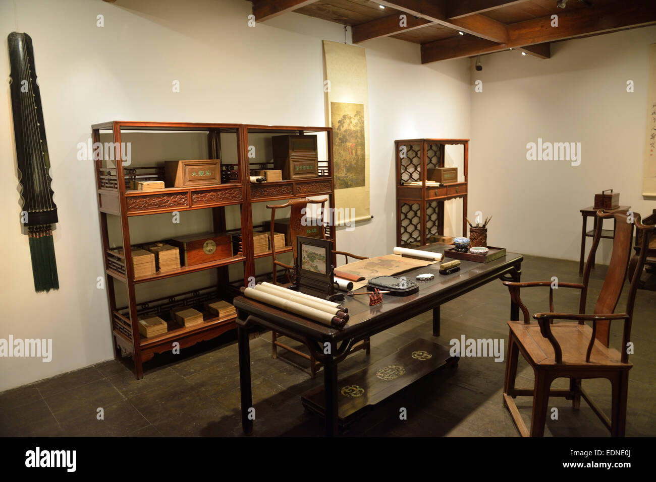 Meubles en bois traditionnels chinois au Musée de Shanghai. Banque D'Images