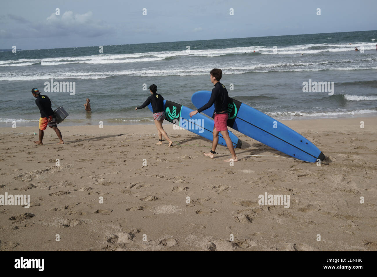 Les touristes du surf à la plage de Kuta, Bali Indonésie. Kuta est l'une des plages les plus populaires dans le monde. Banque D'Images