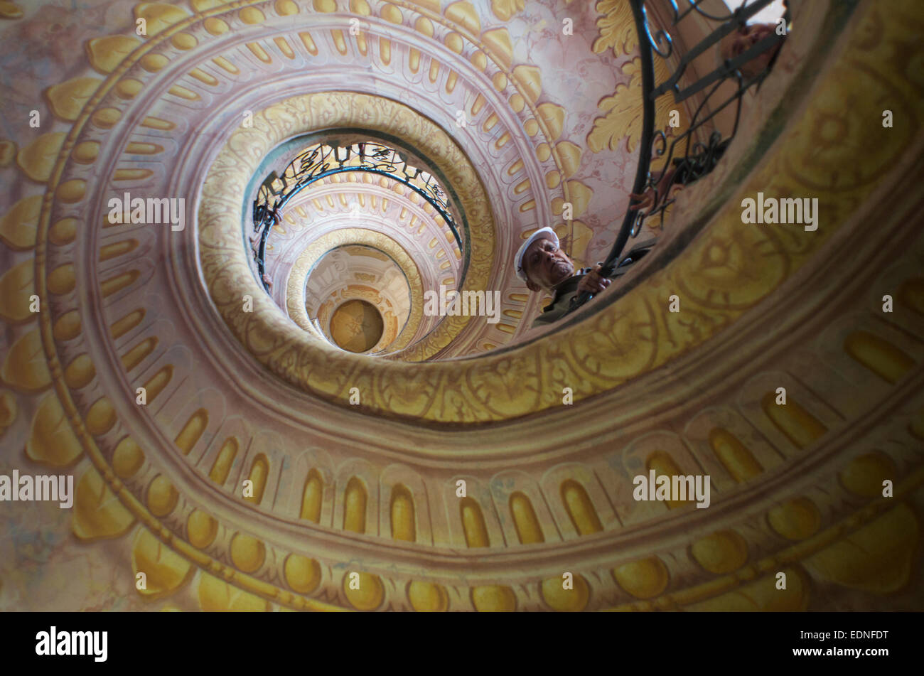 L'ascension de cette dissolution, en forme de coquille d'escargot escalier mène à la bibliothèque d'une abbaye bénédictine du 18ème siècle. Banque D'Images