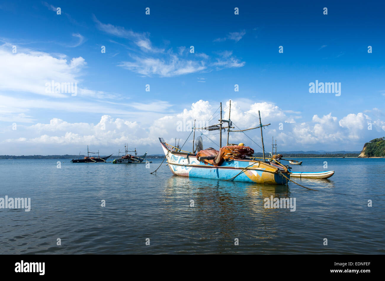 Sri Lanka traditionnels bateaux de pêche dans le port de Mirissa Banque D'Images