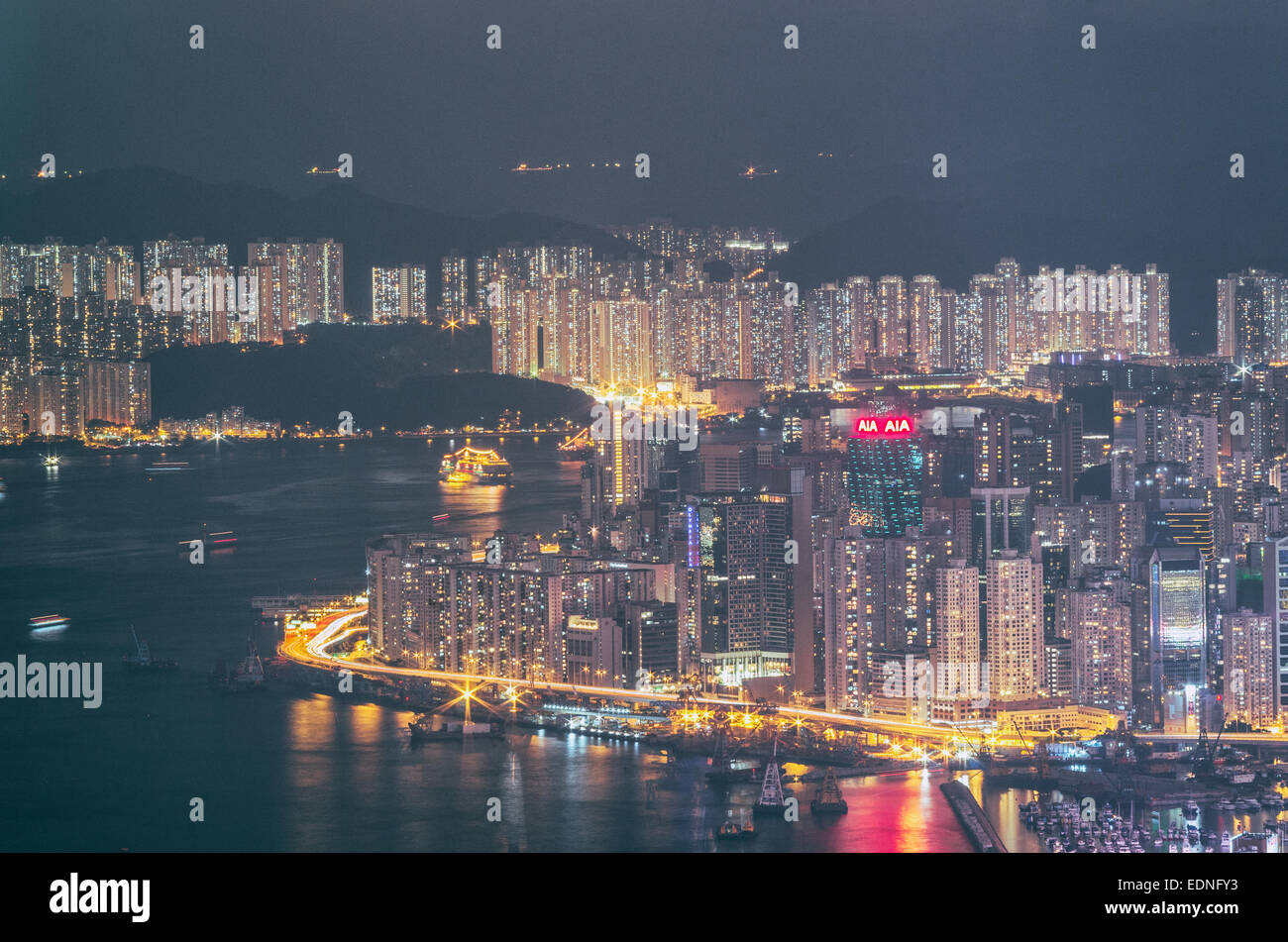 Vue nocturne de Hong Kong, ville avec une forte densité de population. Banque D'Images