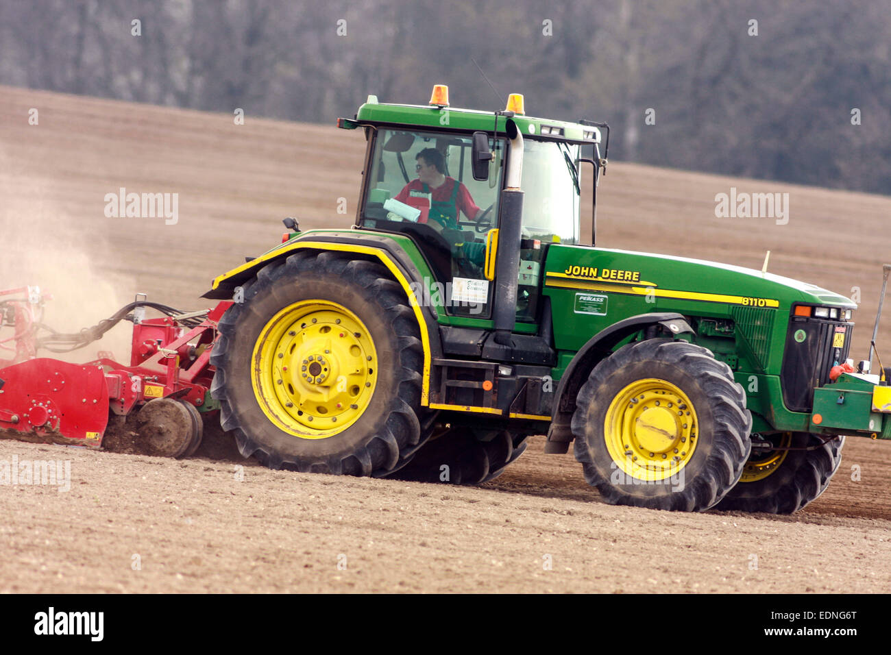 John Deere Tractor labour Field, Farmer Europe Tractor labour Field Plough Agriculture agricole, machines machines, travail saisonnier Banque D'Images