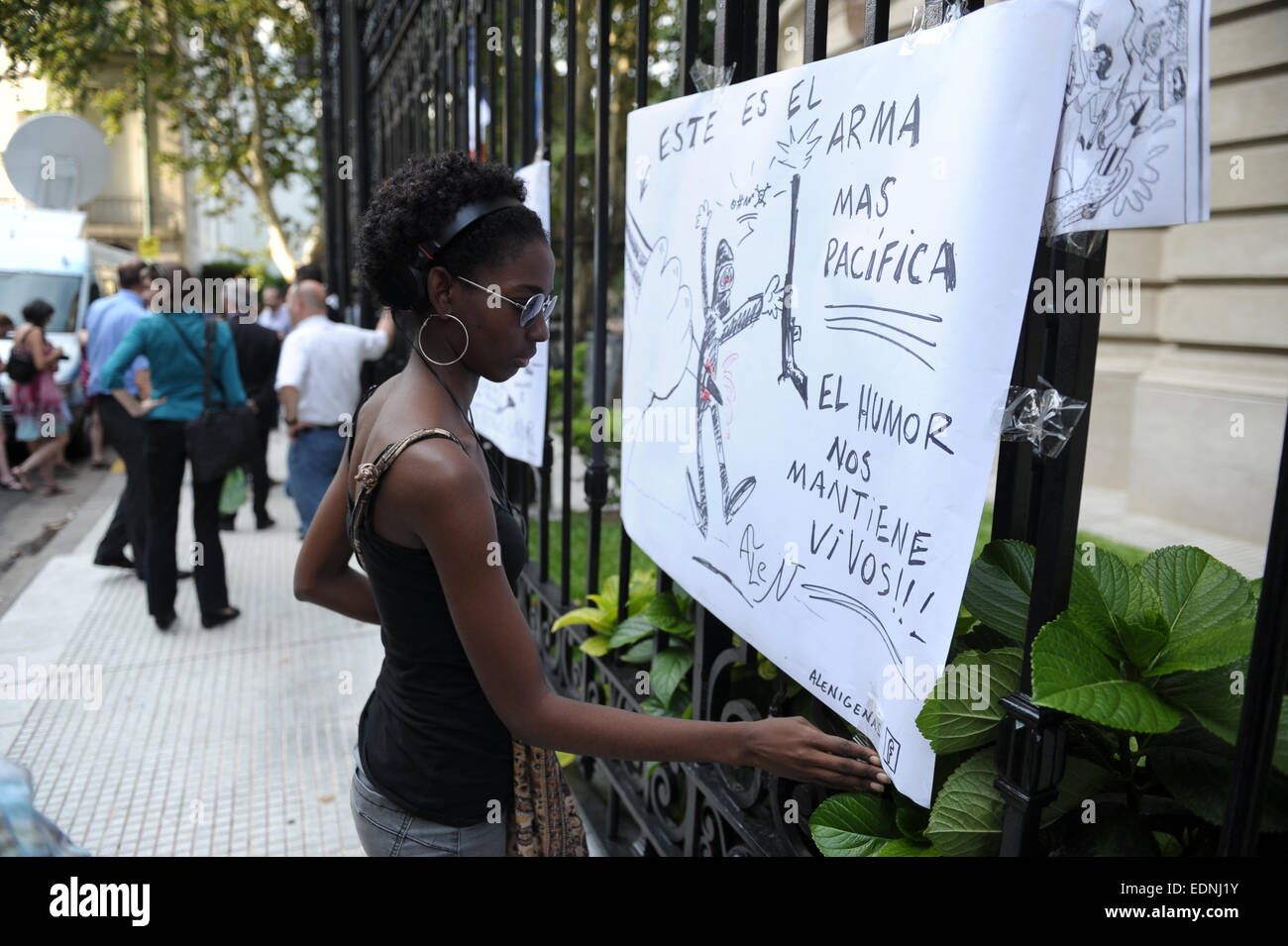 (150108) -- BUENOS AIRES, 8 janvier 2015 (Xinhua) -- une femme met une bannière au cours d'une manifestation pour les victimes de la fusillade dans les bureaux de la revue française Charlie Hebdo à Paris, en face de l'Ambassade française à Buenos Aires, Argentine, le 7 janvier 2015. Le président français, François Hollande, a annoncé que le 8 janvier sera jour de deuil national en France, et les drapeaux seront mis en berne pendant trois jours, en hommage aux victimes de l'attaque de Charlie Hebdo. Le président français a également déclaré que parmi les 12 personnes décédées sont 11 hommes et une femme. (Xinhua/Alejandro Belvedere/TELAM) Banque D'Images