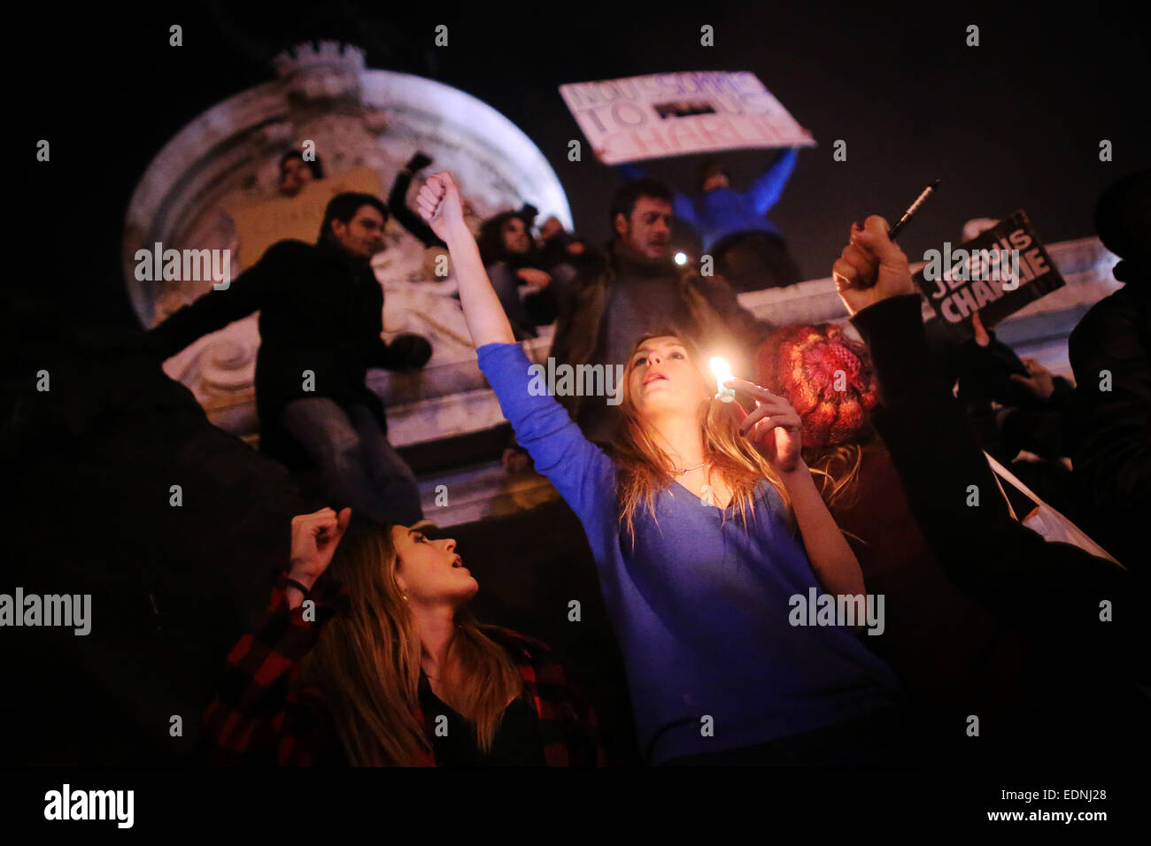 Paris, France. 07Th Jan, 2015. Beaucoup de gens pleurent avec des bougies et démontrer après l'attaque sur les bureaux du magazine satirique 'Charlie Hebdo' à la place de la République à Paris, France, 07 janvier 2015. Dpa : Crédit photo alliance/Alamy Live News Banque D'Images