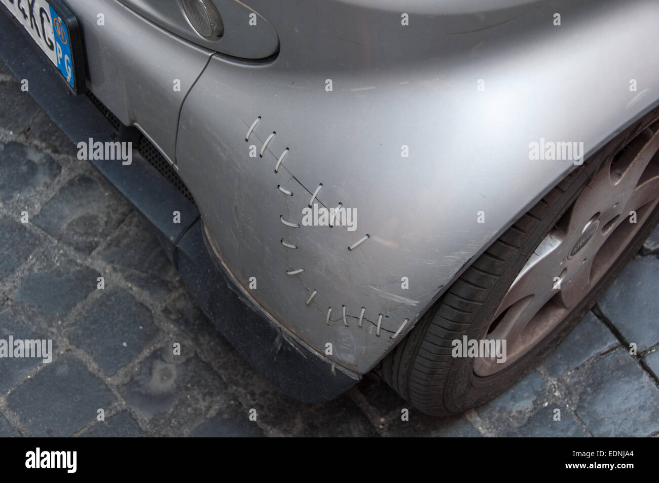 Pare-choc voiture maintenus ensemble avec des attaches de câble des liens zip Banque D'Images