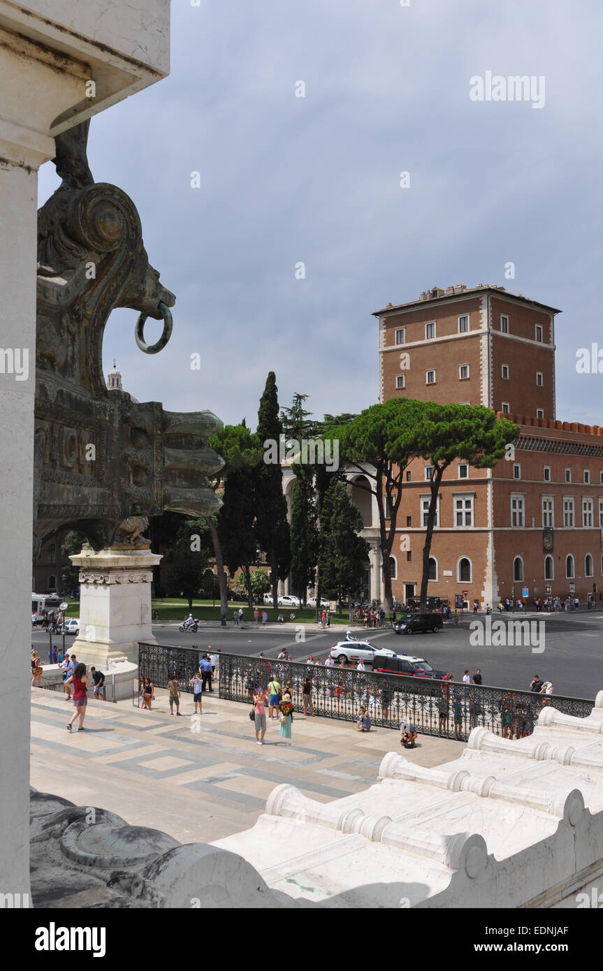 Les touristes visitant le monument Vittorio Emanuele Rome Italie - donnant sur la Basilique de St Marc Banque D'Images