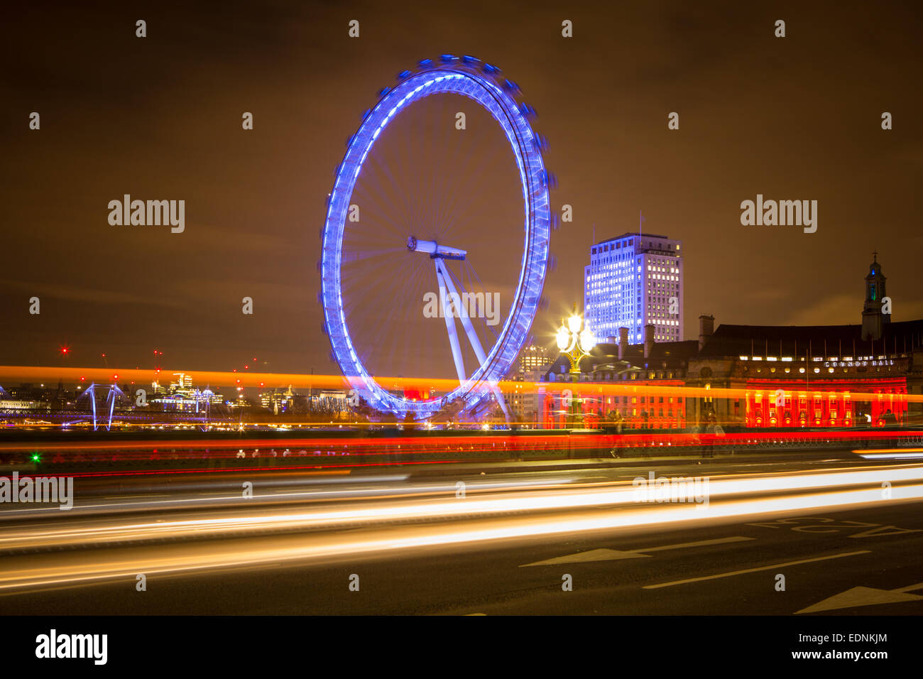 Photographie par Roy Riley 0781 roy@royriley.co.uk 6547063 Le London Eye de nuit avec réflexion et de trafic des stries. Prises fro Banque D'Images