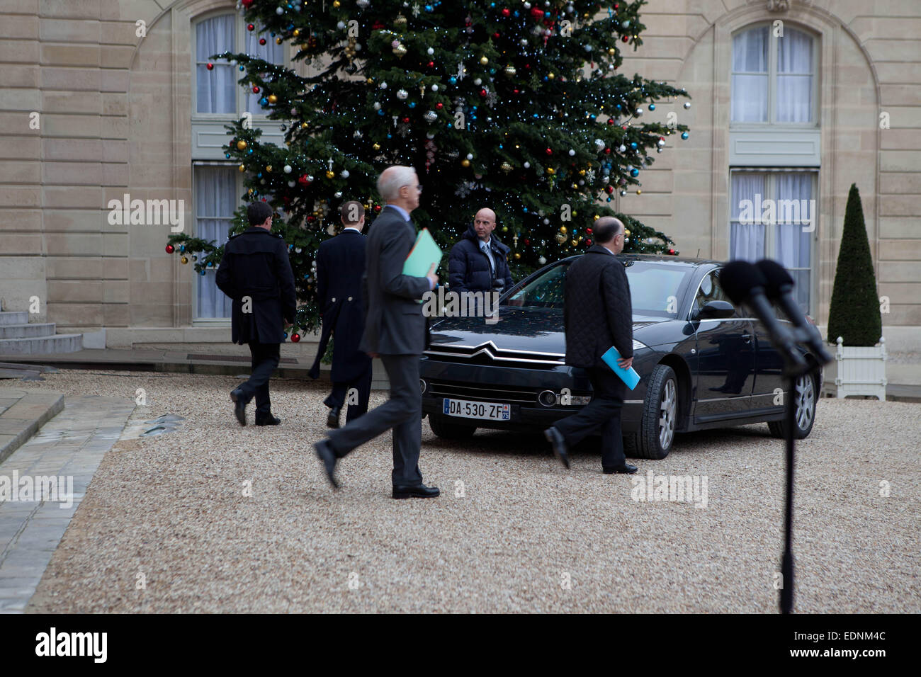 Elysee, Paris, France, Bernard Cazeneuve, Ministre de l'intérieur, parle après la fusillade meurtrière à Paris, qui a eu lieu le matin 07/01/2015 à l'office de 'Charlie Hebdo' Magazine, 12 victimes, il a confirmé 3 tireurs possible. Banque D'Images