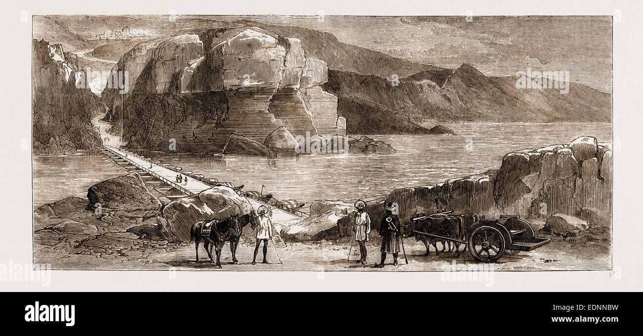 LORD LYTTON ET LA CAMPAGNE D'AFGHANISTAN, 1881 : PONT DE BATEAUX SUR LE FLEUVE INDUS À KUSHALGHAN Banque D'Images