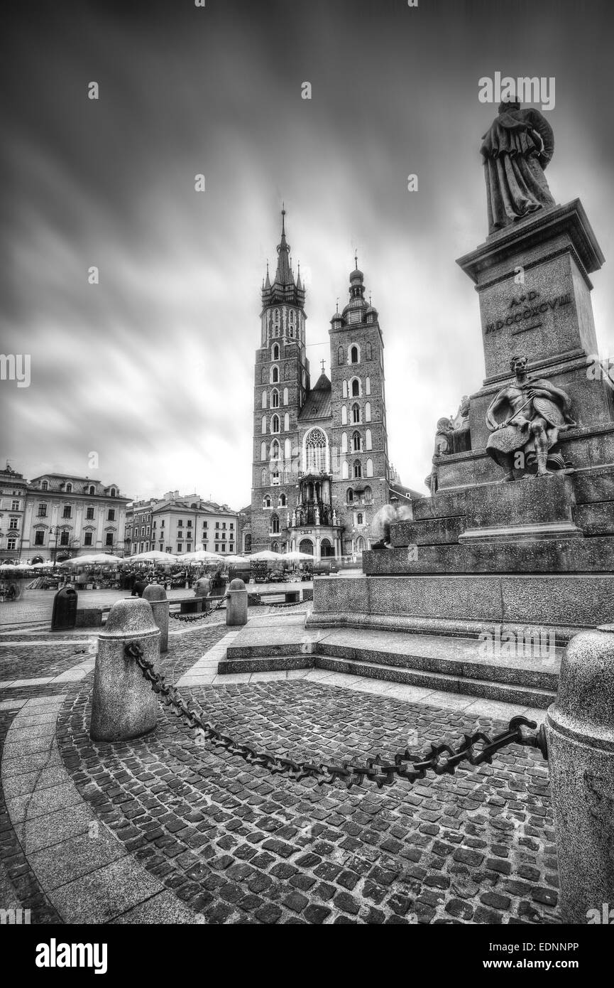 La place principale de Cracovie le noir et blanc Banque D'Images