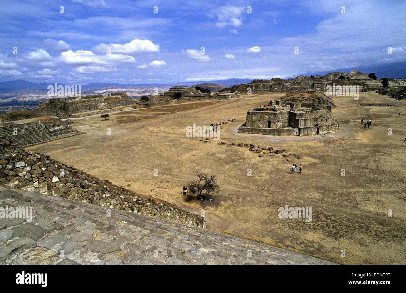 Trésors trouvés à Monte Alban, à Oaxaca, au Mexique, lors des fouilles de l'important site archéologique précolombien. Dans le centre (légèrement à droite) est le bâtiment décrit comme l'Observatoire Banque D'Images