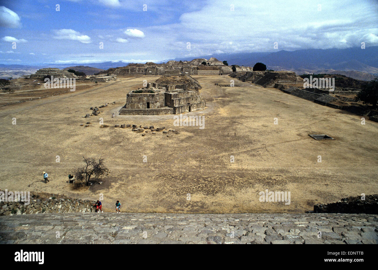 Trésors trouvés à Monte Alban, à Oaxaca, au Mexique, lors des fouilles de l'important site archéologique précolombien. Dans le centre est le bâtiment décrit comme l'Observatoire Banque D'Images