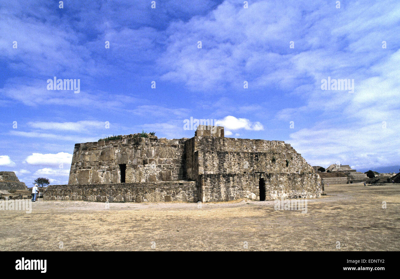 Trésors trouvés à Monte Alban, à Oaxaca, au Mexique, lors des fouilles de l'important site archéologique précolombien. Le site comprend de nombreux bâtiments bien préservés celui-ci est décrit comme l'Observatoire. Banque D'Images