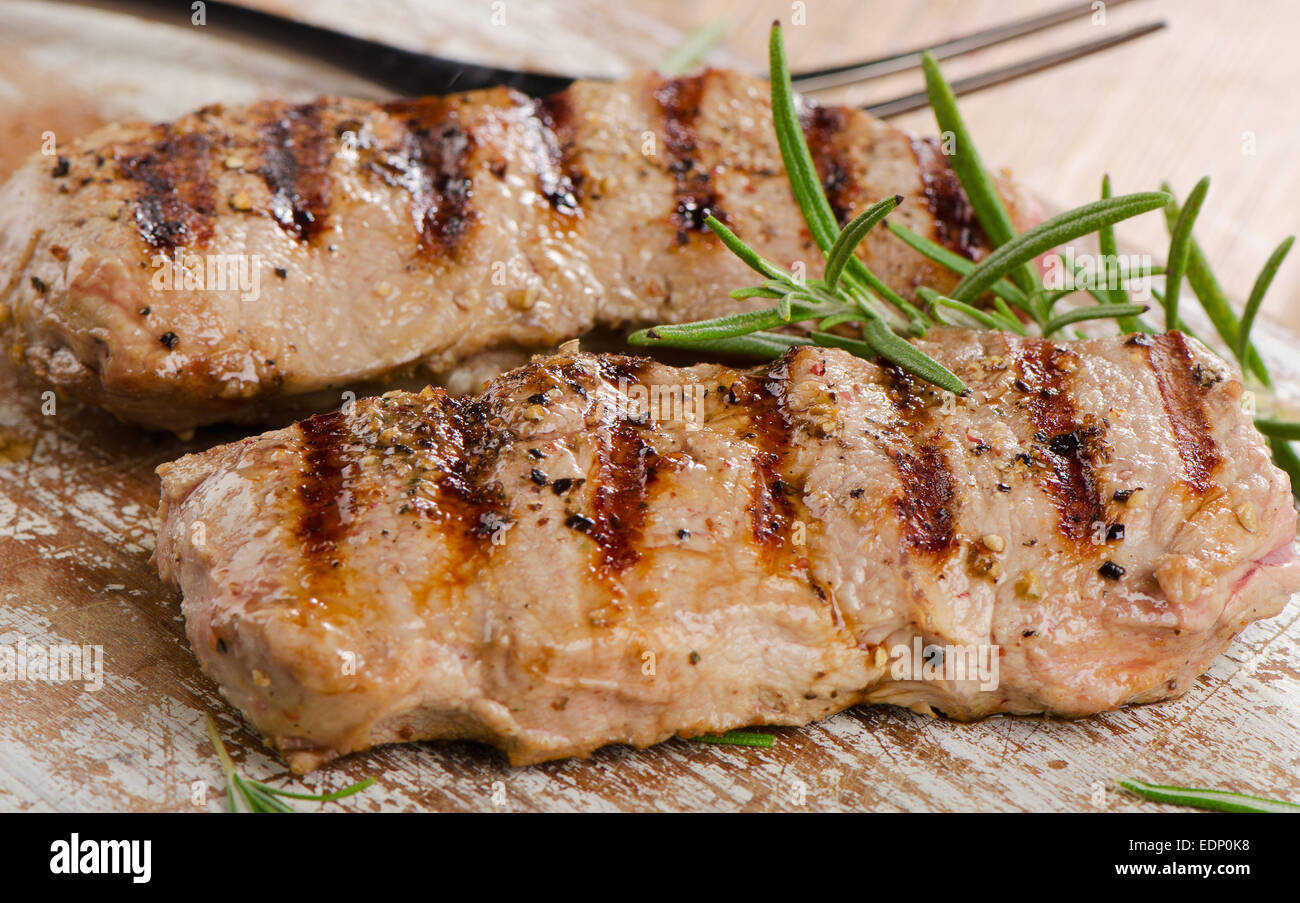 Les steaks sur une table en bois. Selective focus Banque D'Images