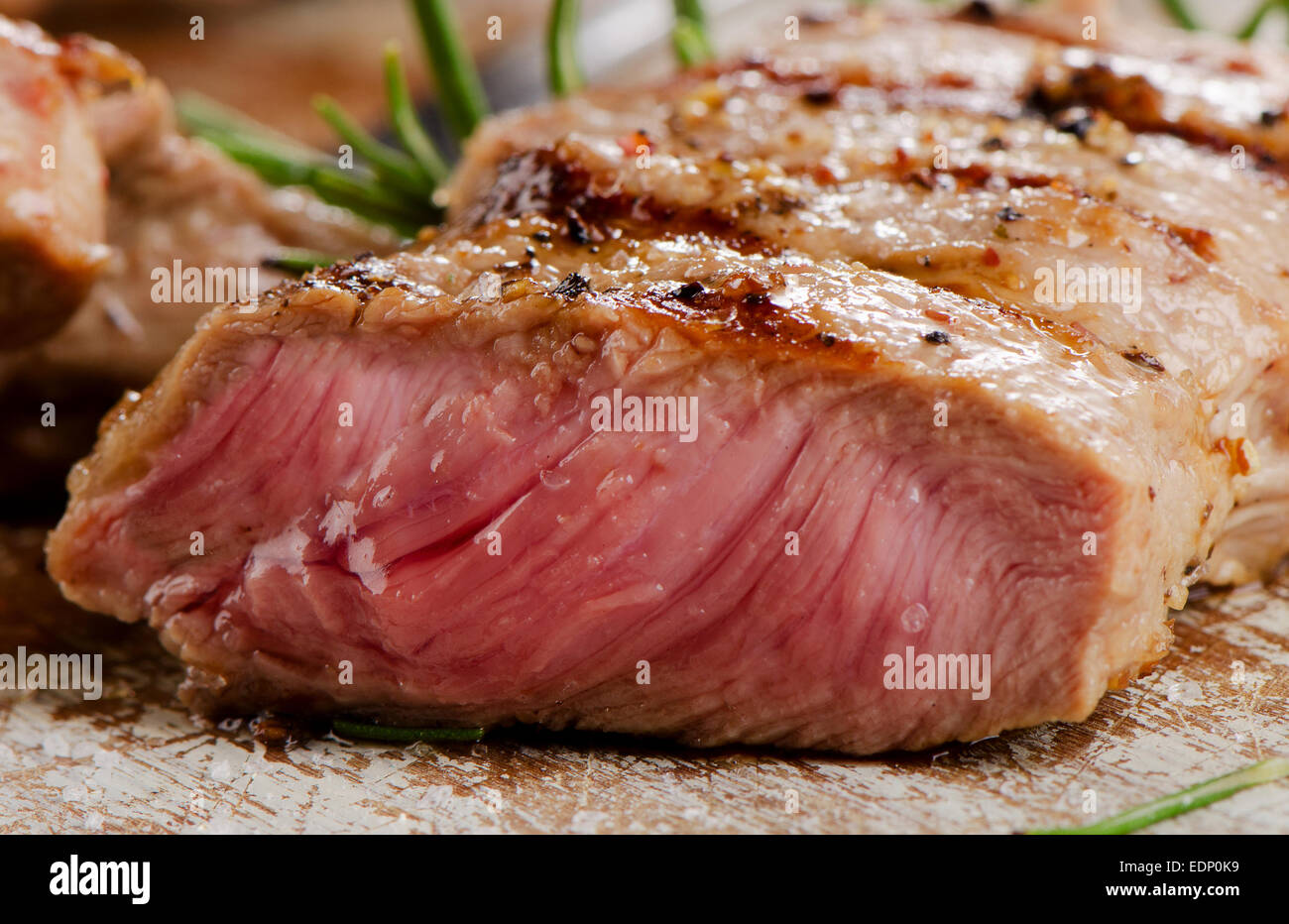 Pavé de boeuf sur une table en bois. Selective focus Banque D'Images