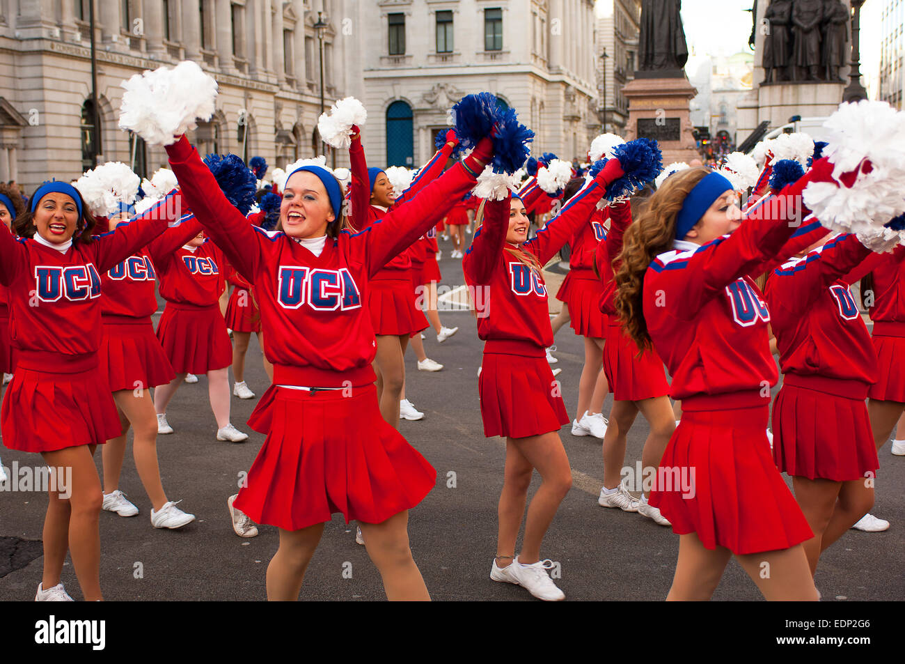 American cheerleaders sont une caractéristique majeure dans le défilé du Nouvel An, avec leur lycée et collège des fanfares. Banque D'Images
