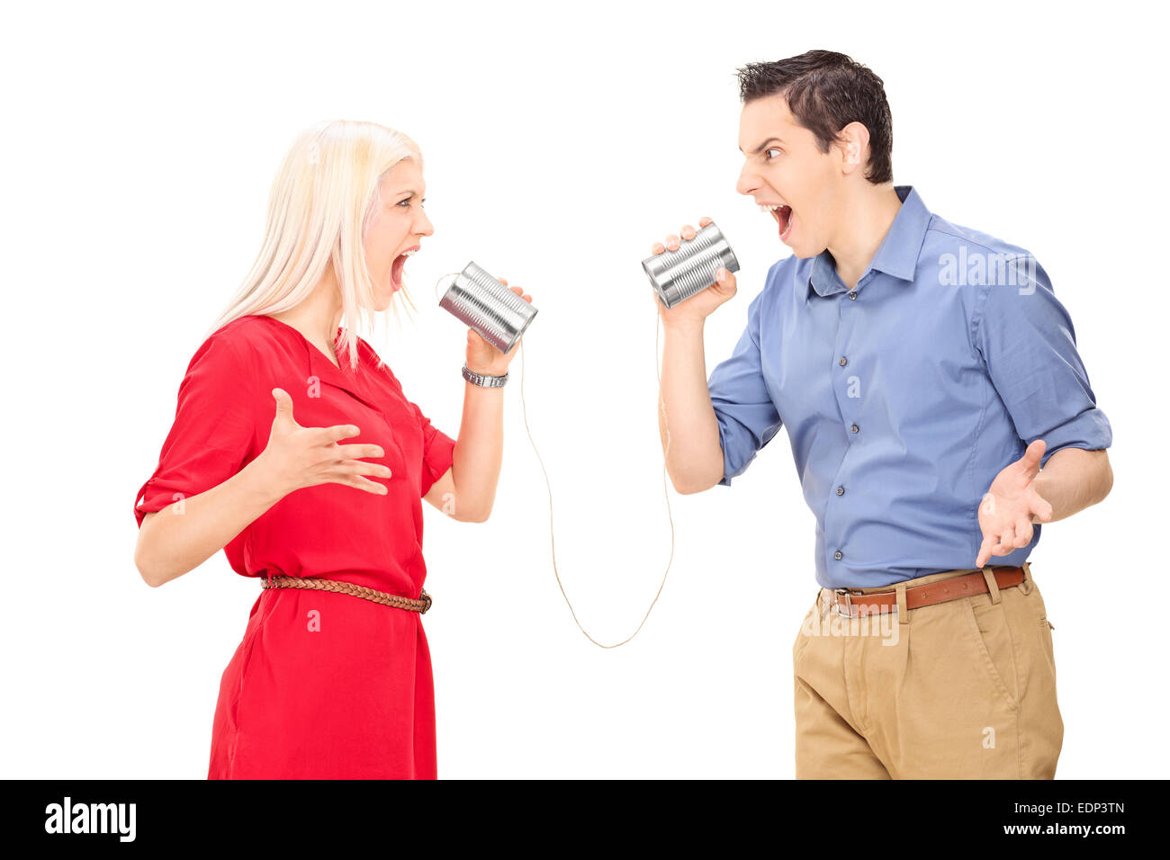 Couple arguing via une boîte téléphone isolé sur fond blanc Banque D'Images