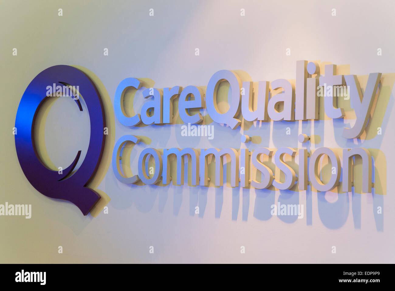 Commission de la qualité des soins / CQC / C Q C logo au bureau de la Commission de la qualité des soins, à Londres. UK. Banque D'Images