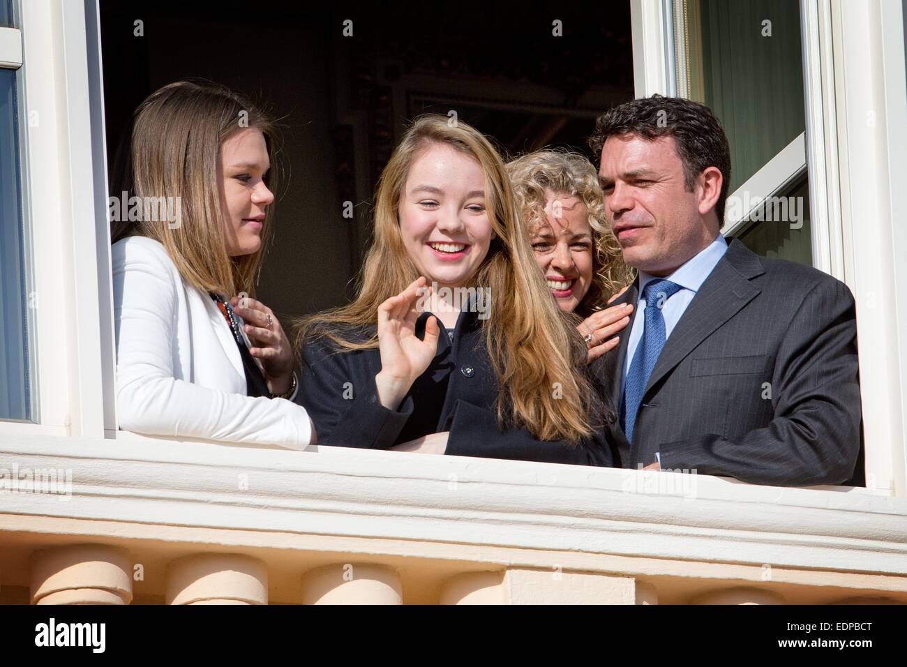 Camille Gottlieb (L-R), la Princesse Alexandra et un couple non identifié à assister à la présentation du bébé jumeaux du Prince Albert II et la Princesse Charlene de Monaco (pas sur la photo) au public depuis le balcon du Palais Princier de Monaco, 07 janvier 2015. Photo : Patrick van Katwijk/ POINT DE VUE - PAS DE FIL - SERVICE Banque D'Images