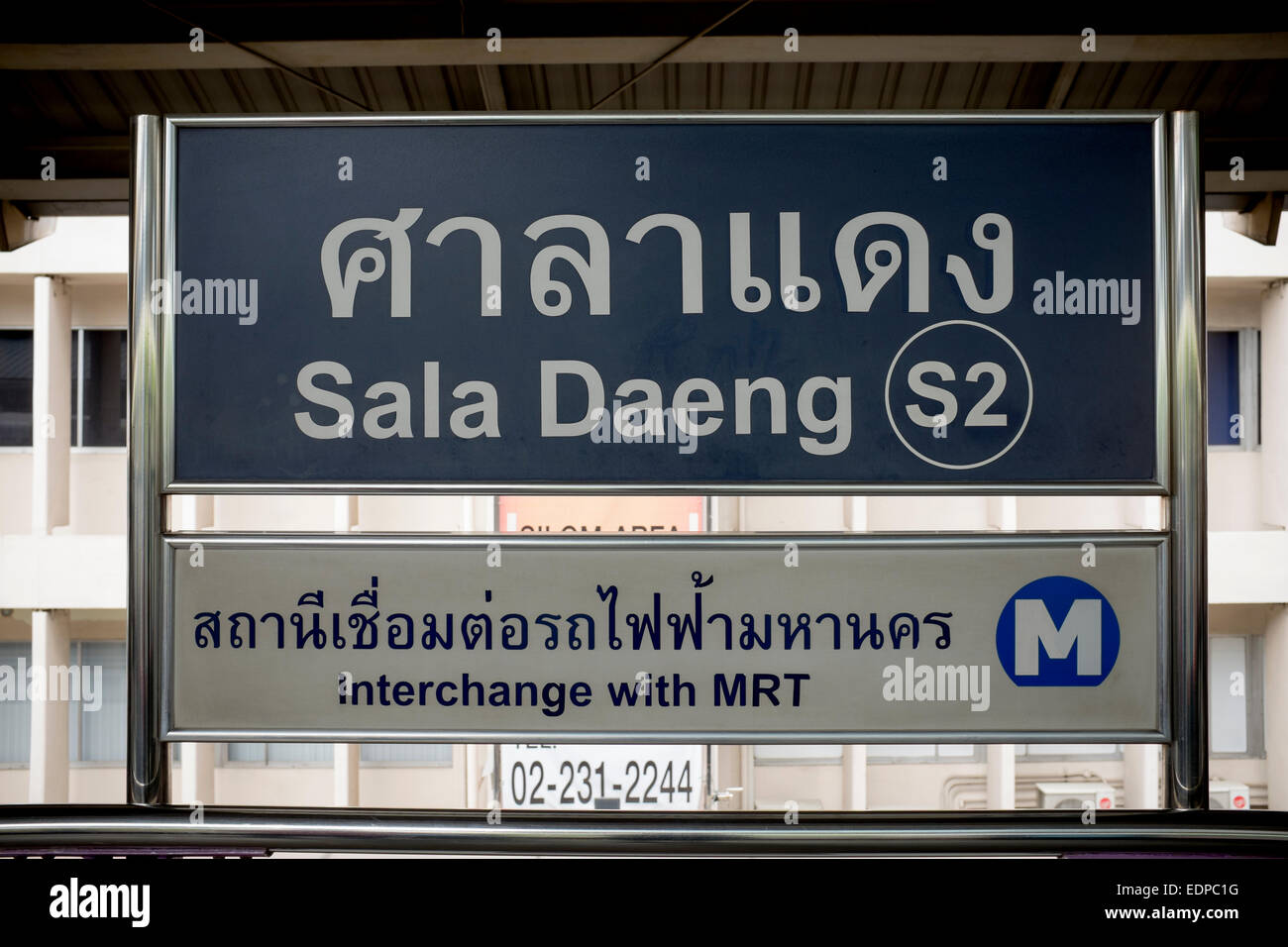 La station de métro aérien BTS Sala Daeng Bangkok Banque D'Images