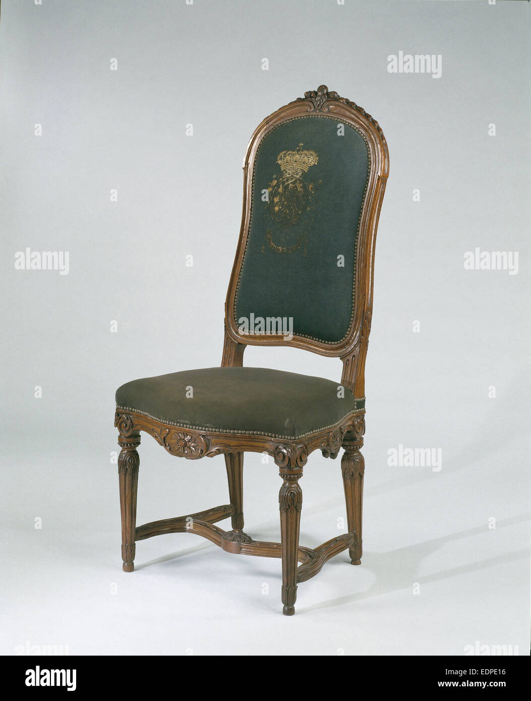 Bois de hêtre chaise avec pieds cannelés et sculpté, recouvert de tissu bleu-vert avec un écusson brodé à l'arrière Banque D'Images