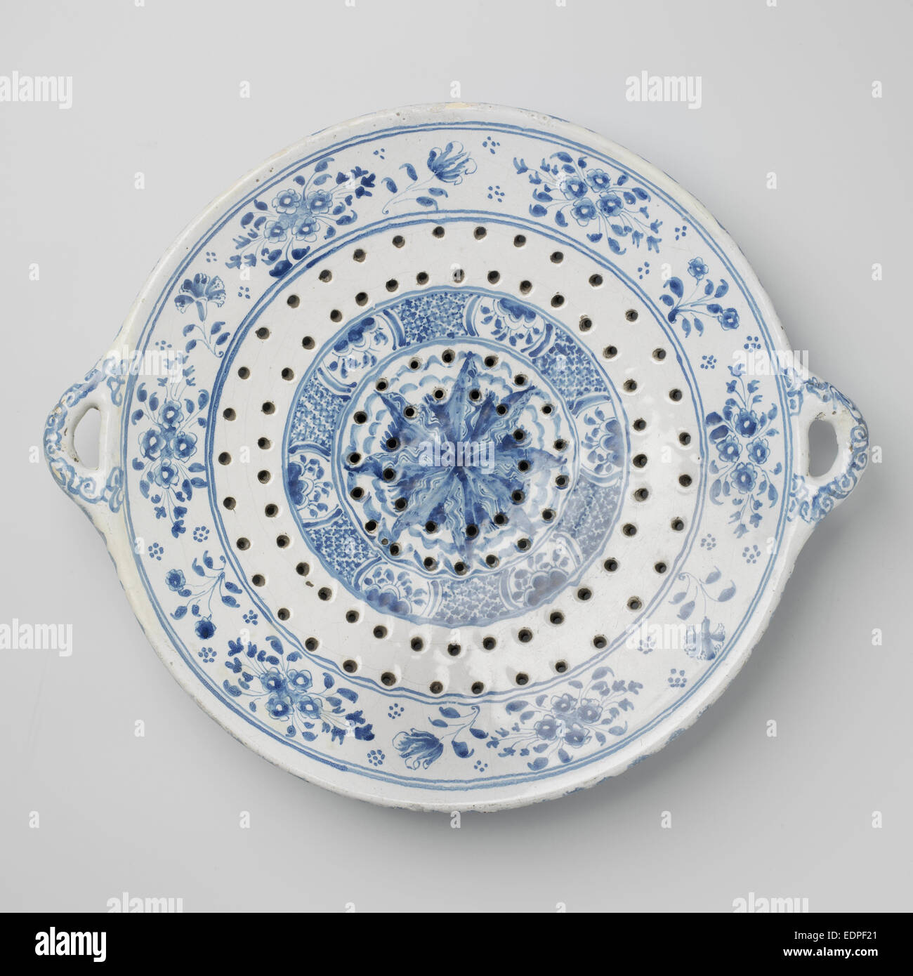 Passoire avec deux oreilles, sur trois pattes, peinte en bleu, dont une étoile à huit branches Banque D'Images