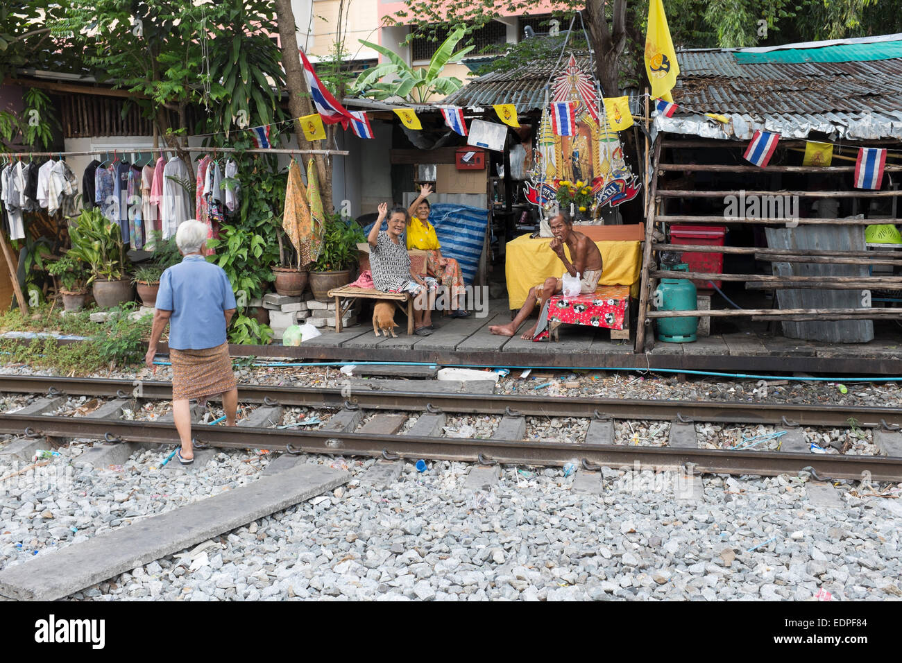 Famille vivant aux côtés de la voie ferrée dans le centre-ville de Bangkok - non loin de la Place Siam Banque D'Images