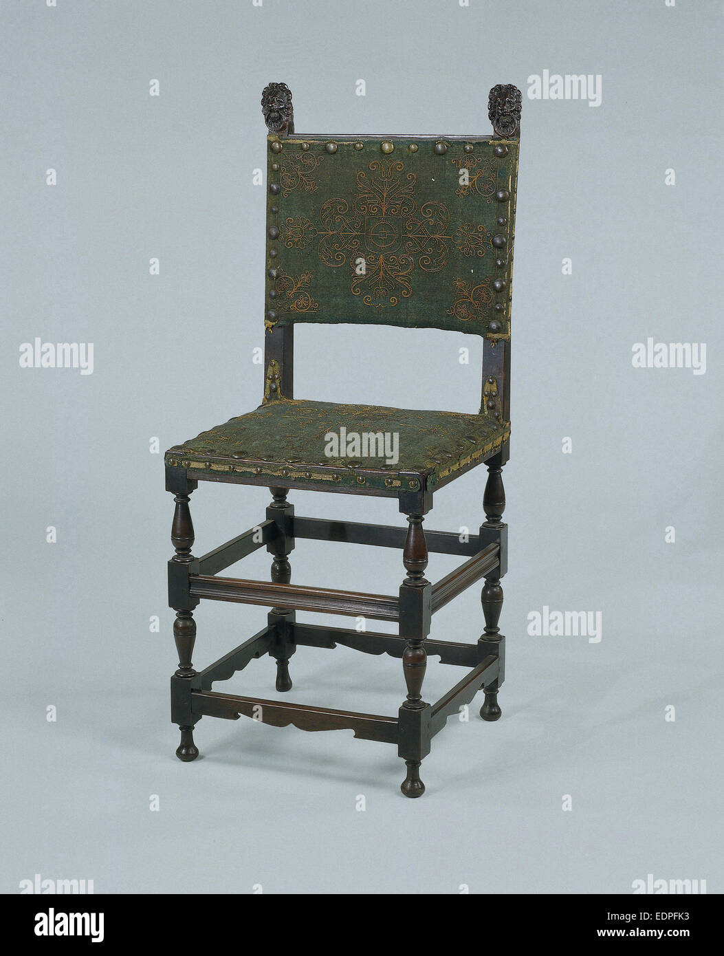 Chaise en bois de rose, couvert de feutrine verte, doté d''une décoration de cordon orange Banque D'Images