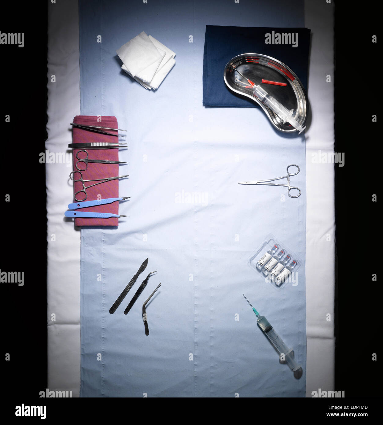 Une table d'opération et d'instruments Banque D'Images