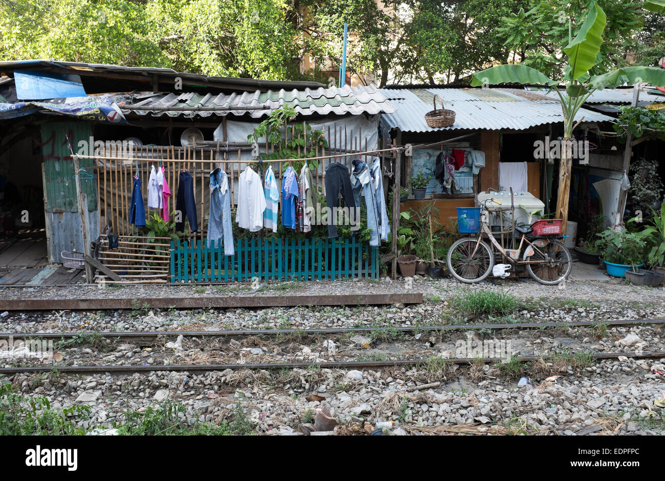 Maisons bidonvilles aux côtés des rails de chemin de fer près de Siam Square, au centre-ville de Bangkok Banque D'Images