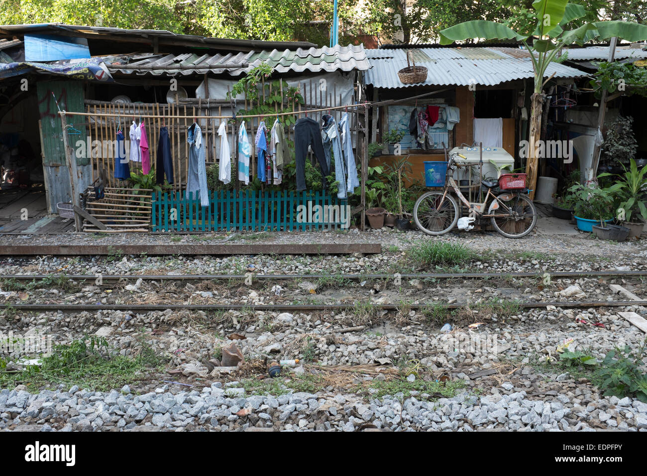 Maisons bidonvilles aux côtés des rails de chemin de fer près de Siam Square, au centre-ville de Bangkok Banque D'Images