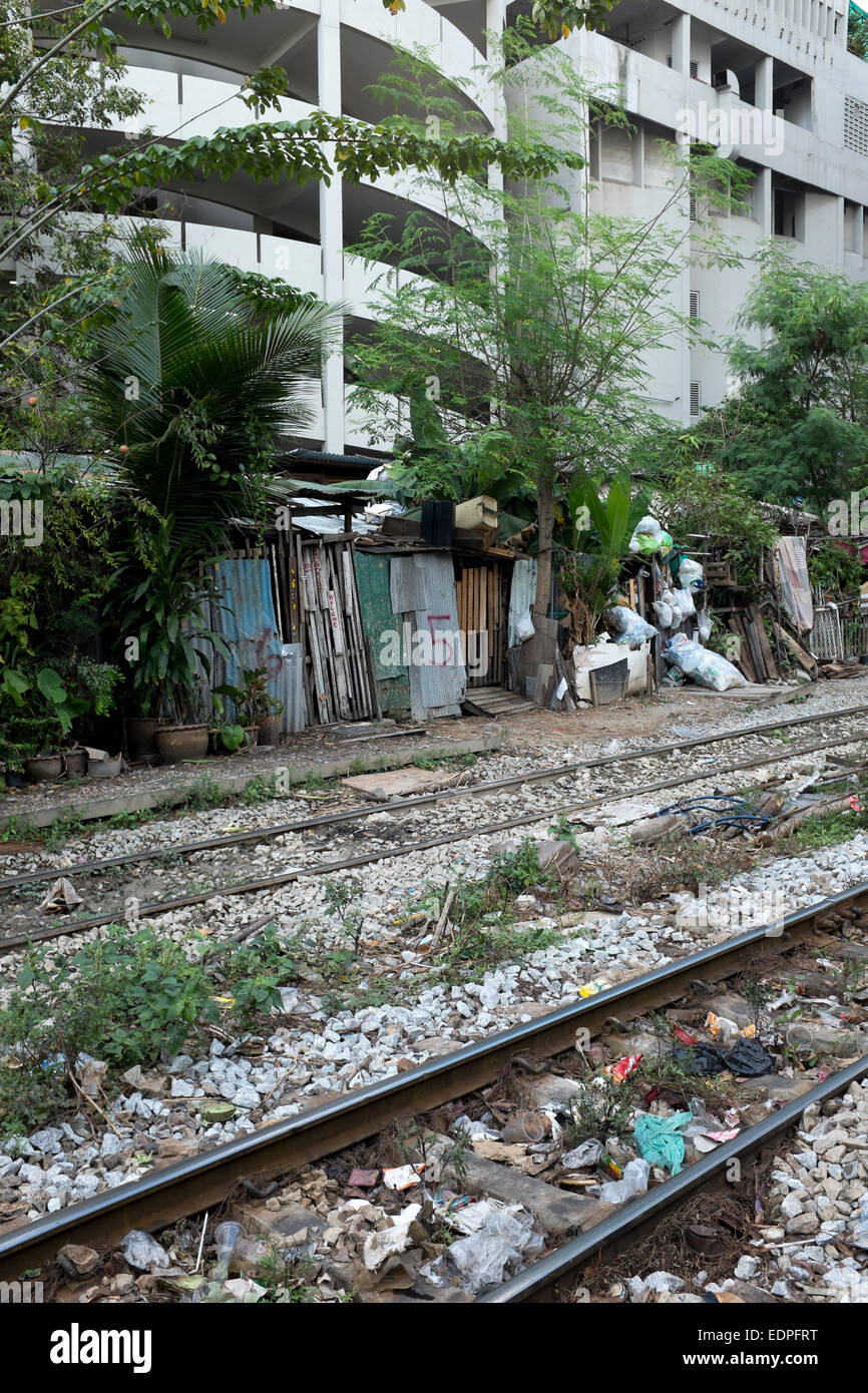 Shanty maisons avec portes numérotées à côté des voies de chemin de fer près de Siam Square, au centre-ville de Bangkok Banque D'Images