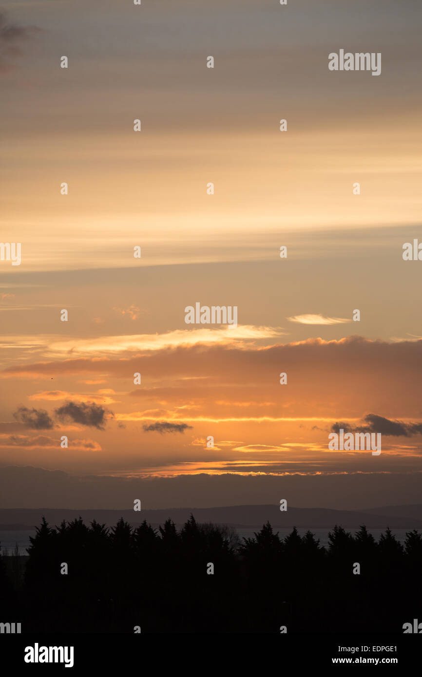 Les niveaux de Gwent près de Cardiff, Pays de Galles, Royaume-Uni. 10 Décembre, 2014. Météo France : lever de soleil sur l'Gwent Niveaux entre Cardiff et Newport Banque D'Images