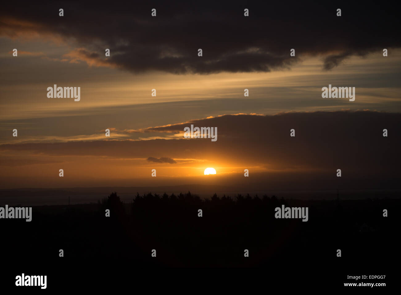 Les niveaux de Gwent près de Cardiff, Pays de Galles, Royaume-Uni. 10 Décembre, 2014. Météo France : lever de soleil sur l'Gwent Niveaux entre Cardiff et Newport Banque D'Images