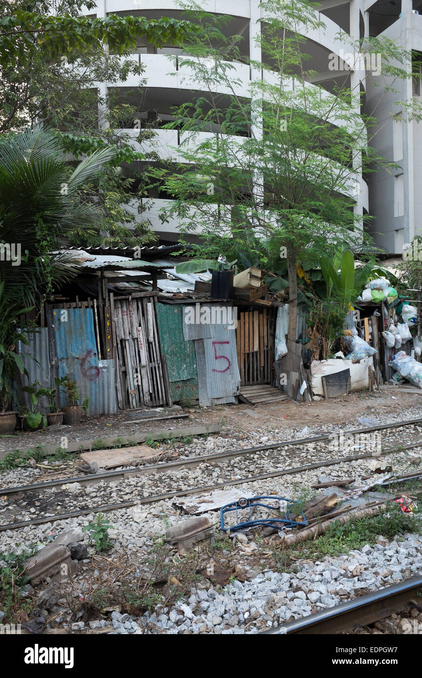 Shanty maisons avec portes numérotées à côté des voies de chemin de fer près de Siam Square, au centre-ville de Bangkok Banque D'Images