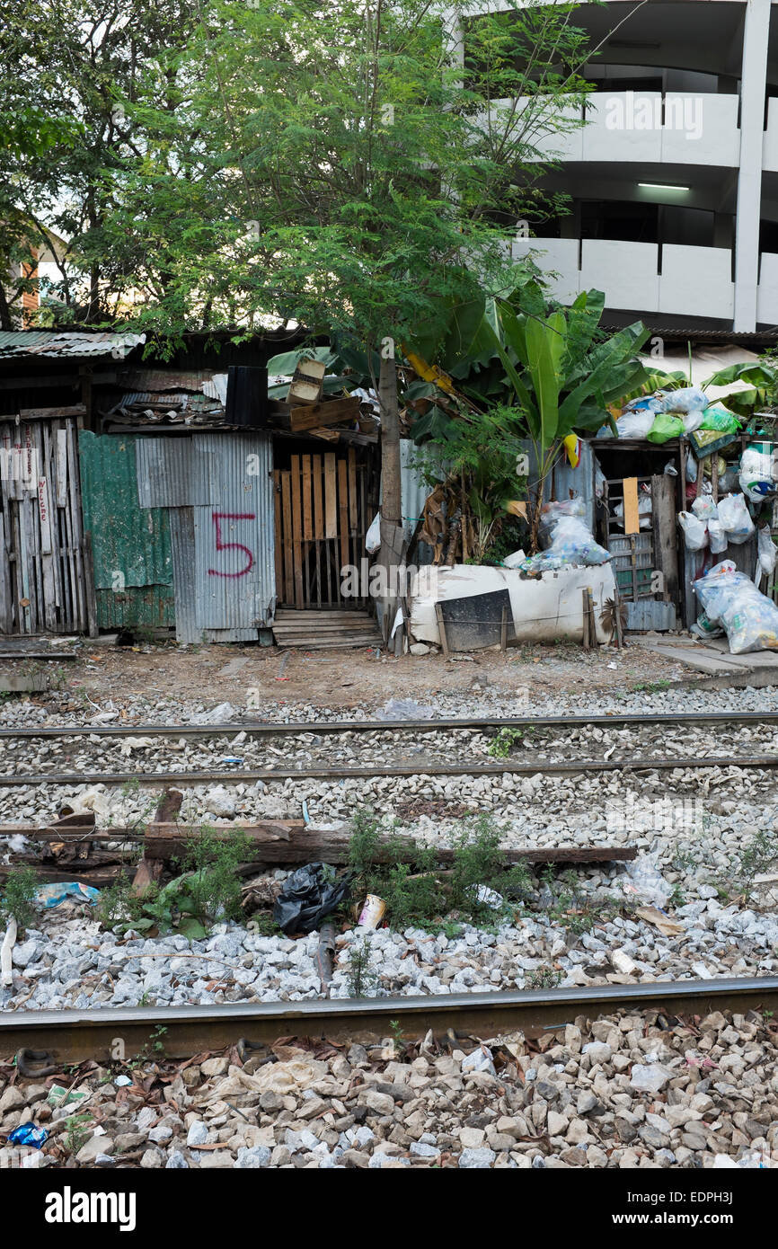 Shanty maisons avec portes numérotées à côté des voies de chemin de fer près de Siam Square, au centre-ville de Bangkok Banque D'Images