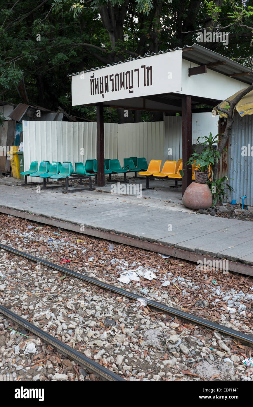 Petit Arrêt ferroviaire le long des voies de chemin de fer près de Siam Square, au centre-ville de Bangkok Banque D'Images