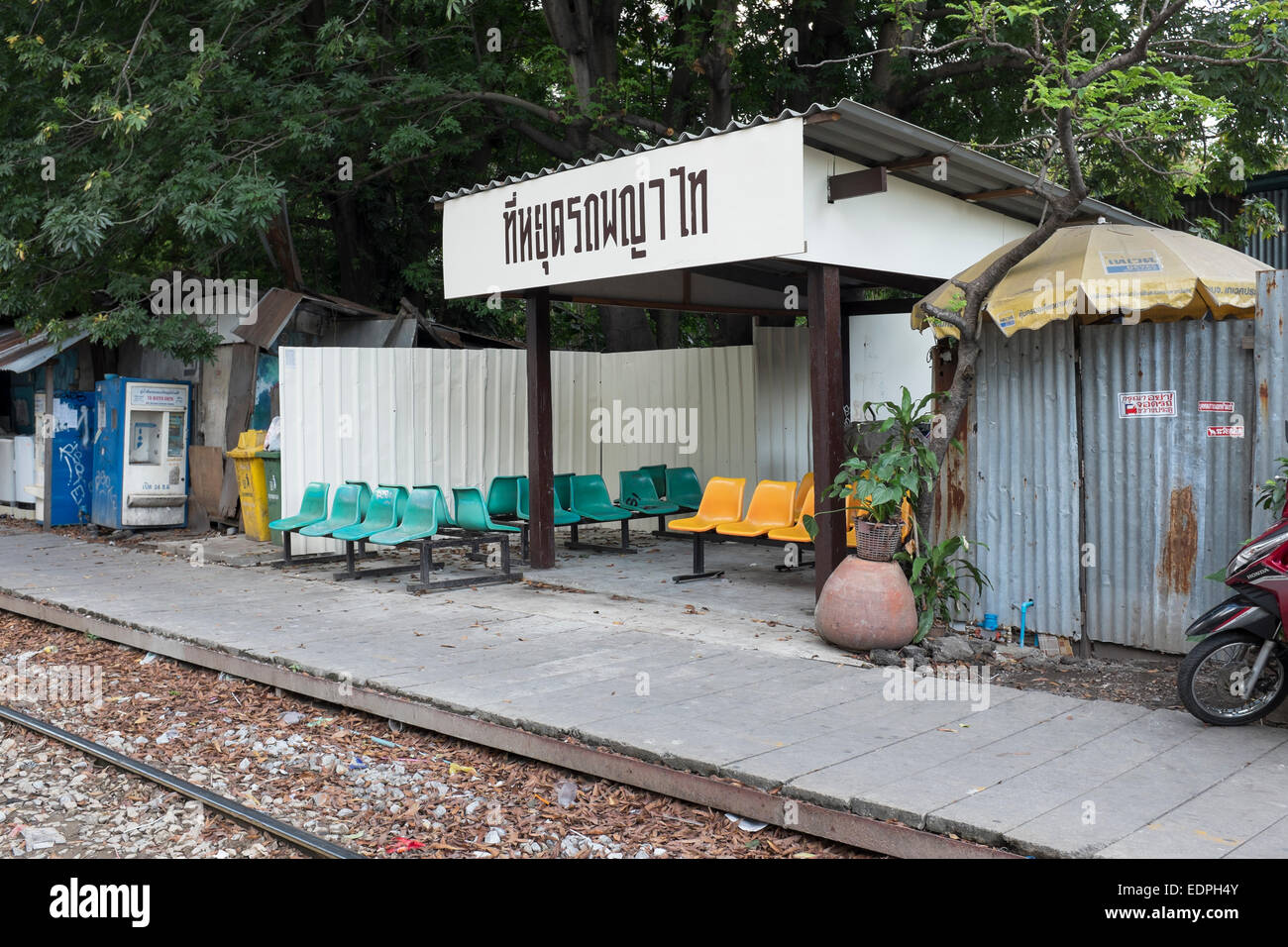Petit Arrêt ferroviaire le long des voies de chemin de fer près de Siam Square, au centre-ville de Bangkok Banque D'Images