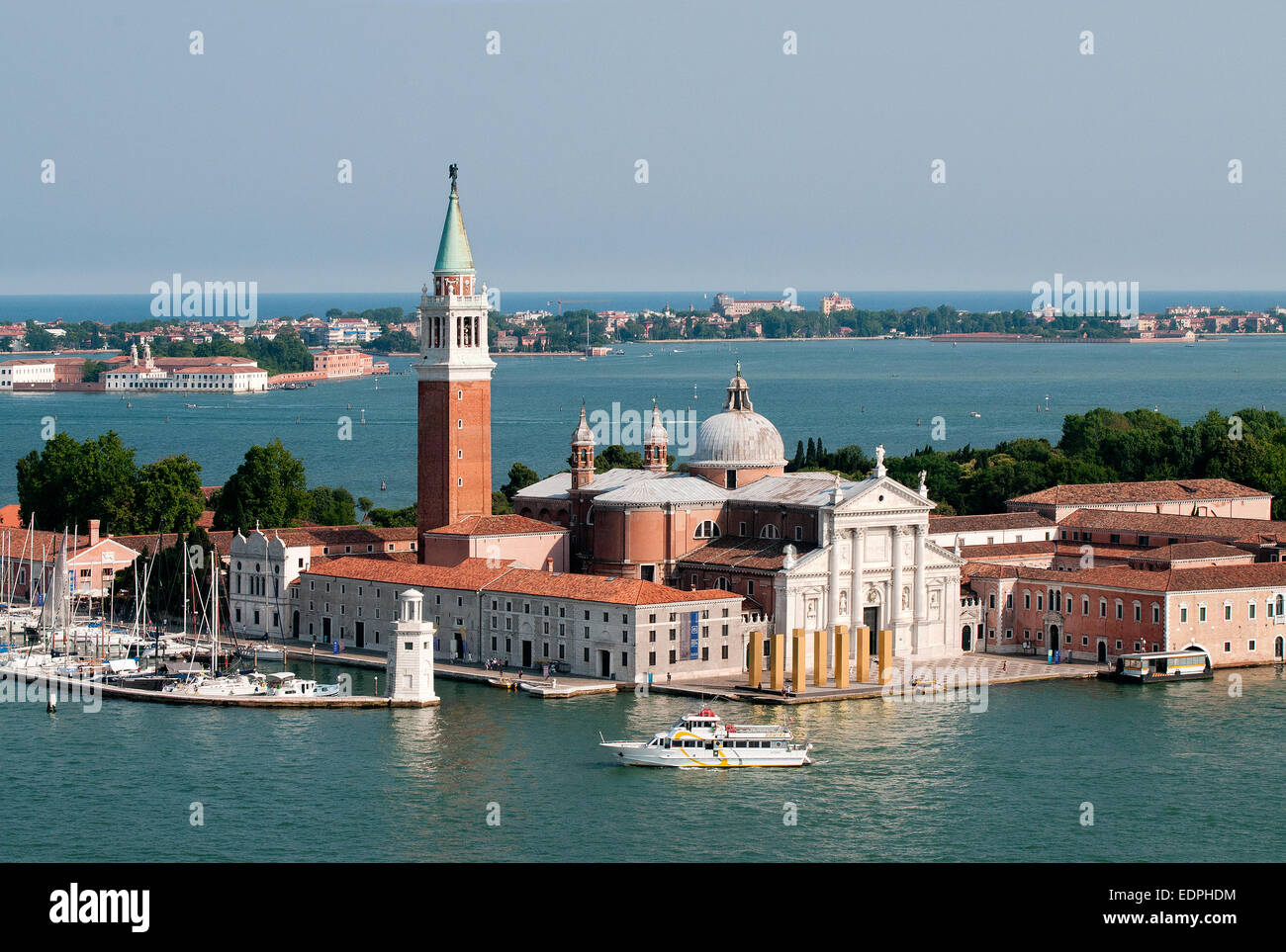 Île de San Giorgio Maggiore avec Lido et au-delà de la mer vu de la tour de l'île Bell Venise Italie ISOLA DI SAN GIORGIO M Banque D'Images