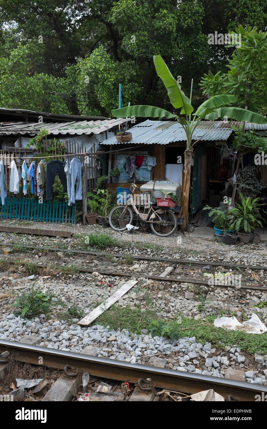 Maisons bidonvilles aux côtés des rails de chemin de fer près de Siam Square, au centre-ville de Bangkok Banque D'Images