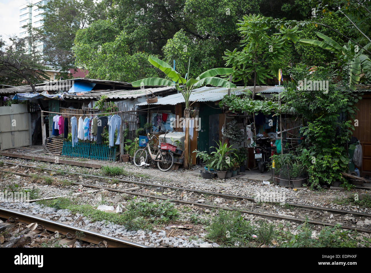 Maisons bidonvilles aux côtés des rails de chemin de fer près de Siam Square, au centre-ville de Bangkok Banque D'Images