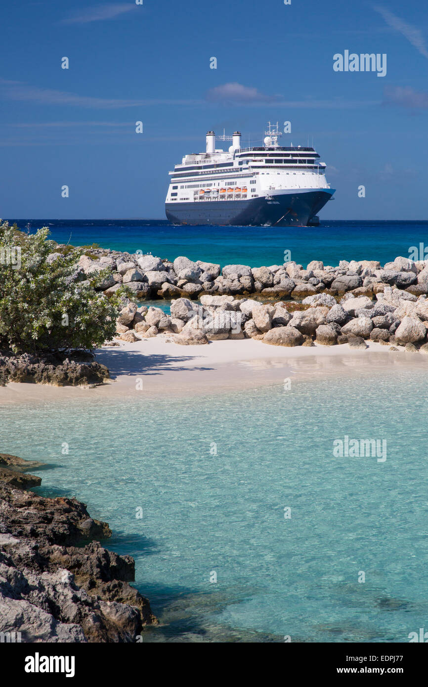 Holland America Cruise Ship 'Amsterdam' ancré à Half Moon Cay, Bahamas Banque D'Images