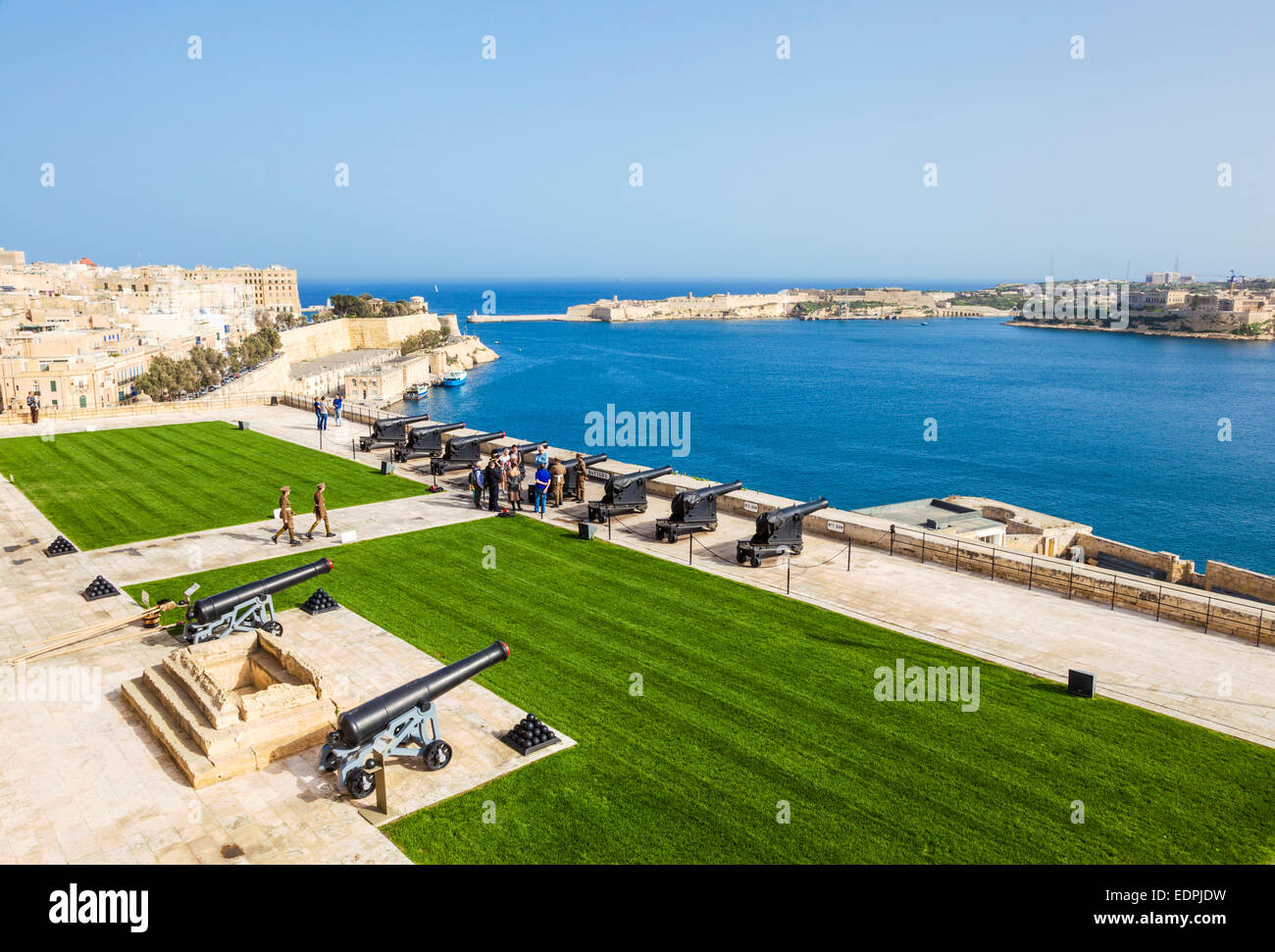 Jardins Barrakka supérieur et en saluant avec vue sur le Grand Port de la batterie La Valette Malte eu Europe Banque D'Images