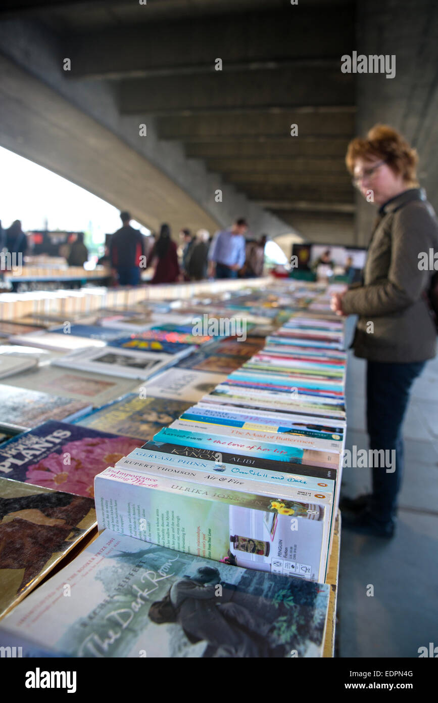 Southbank book market sous Waterloo Bridge, Londres Banque D'Images