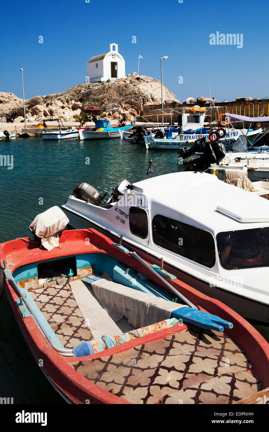 Les bateaux des pêcheurs grecs colorés en Kolymbia Bay Harbor Banque D'Images